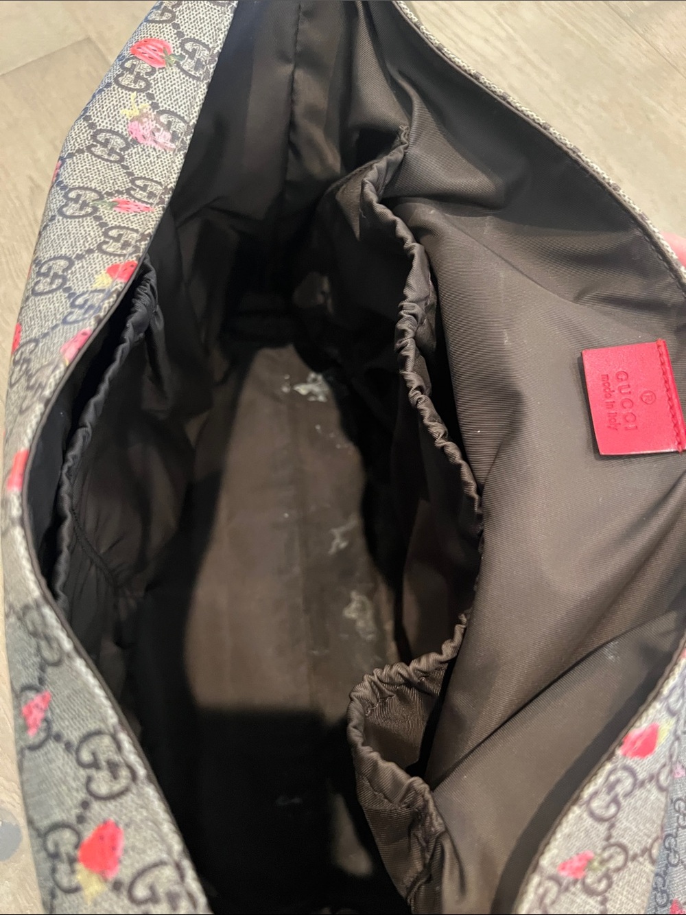 Gucci GG Supreme Diaper Bag with Strawberry Motif - Limited Edition - Picture 15 of 16